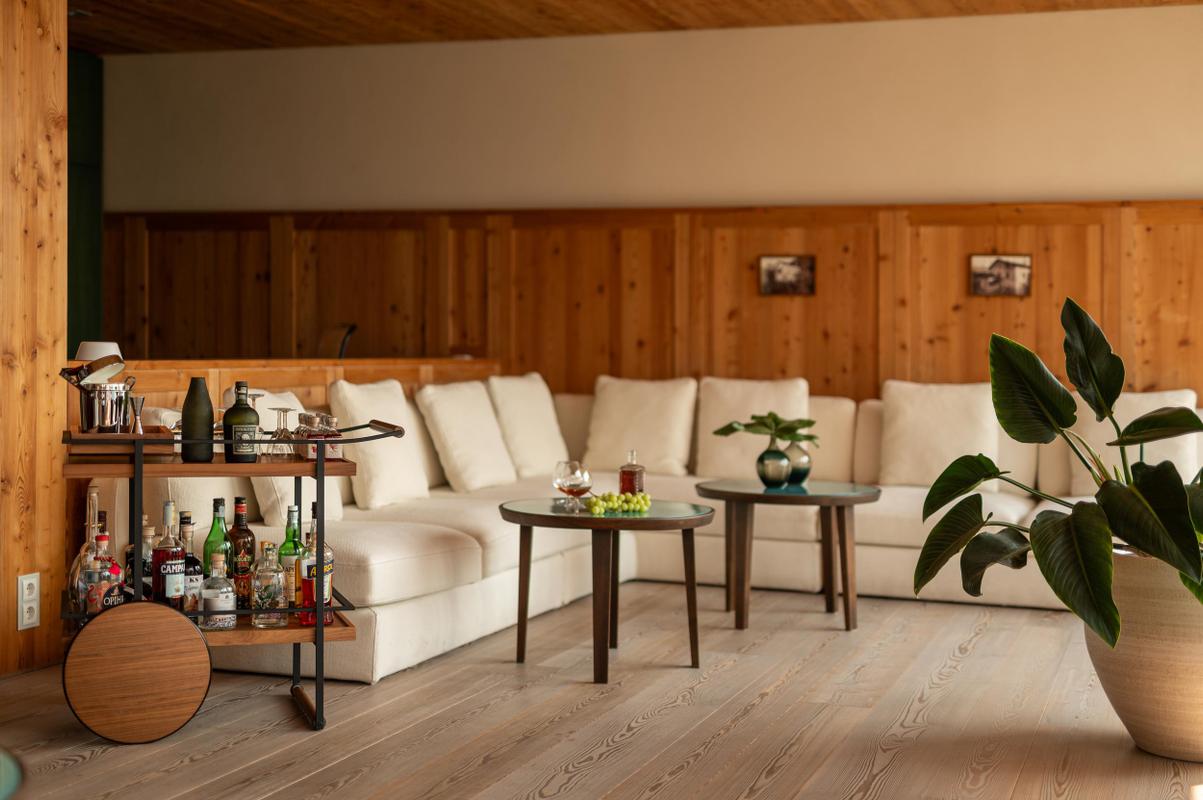 Pergola Residence_Patrick Schwienbacher_Corner Sofa and Bar