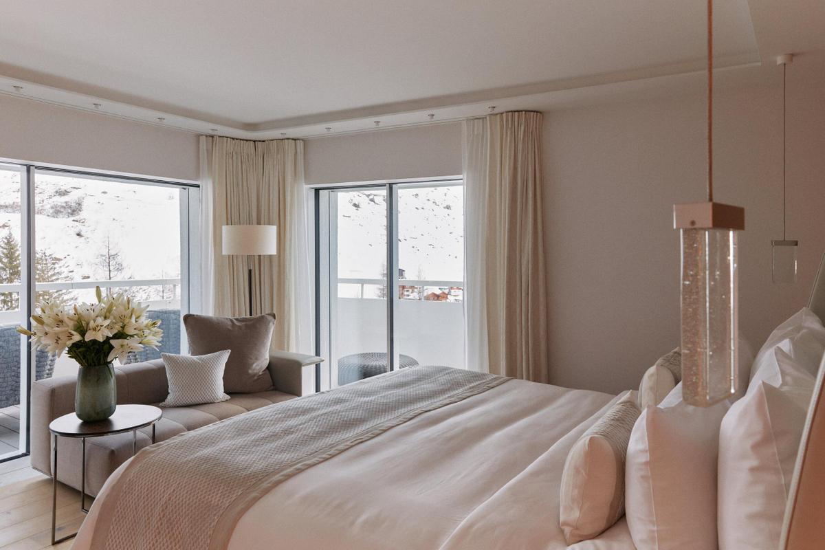 7132 Hotel suite with decor