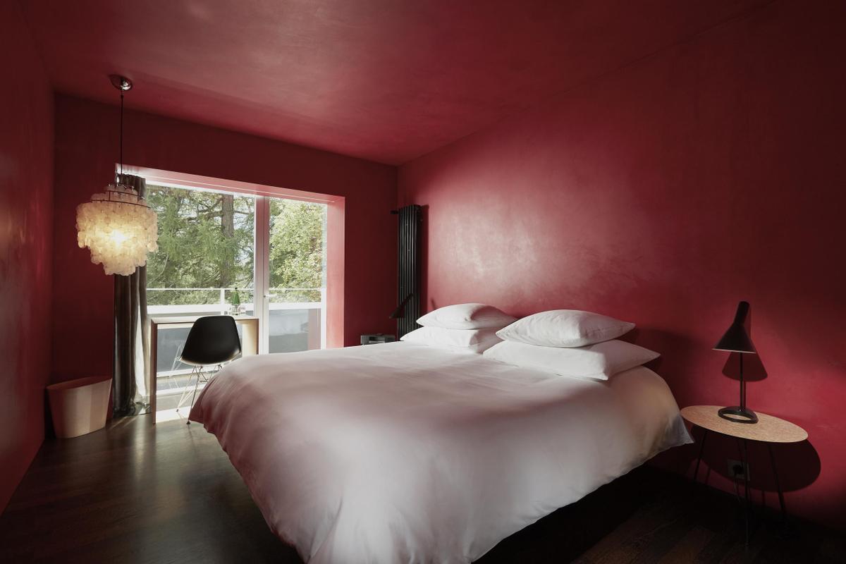 7132 Hotel red bedroom suite