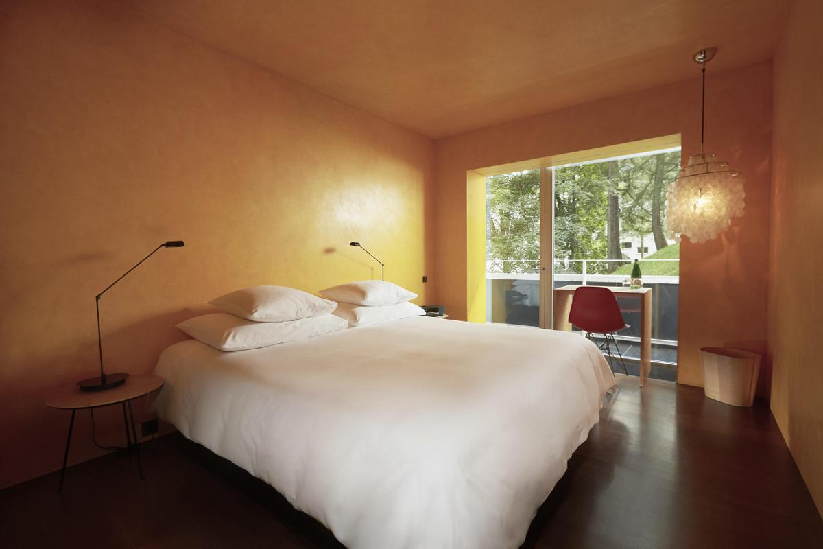 7132 Hotel orange bedroom