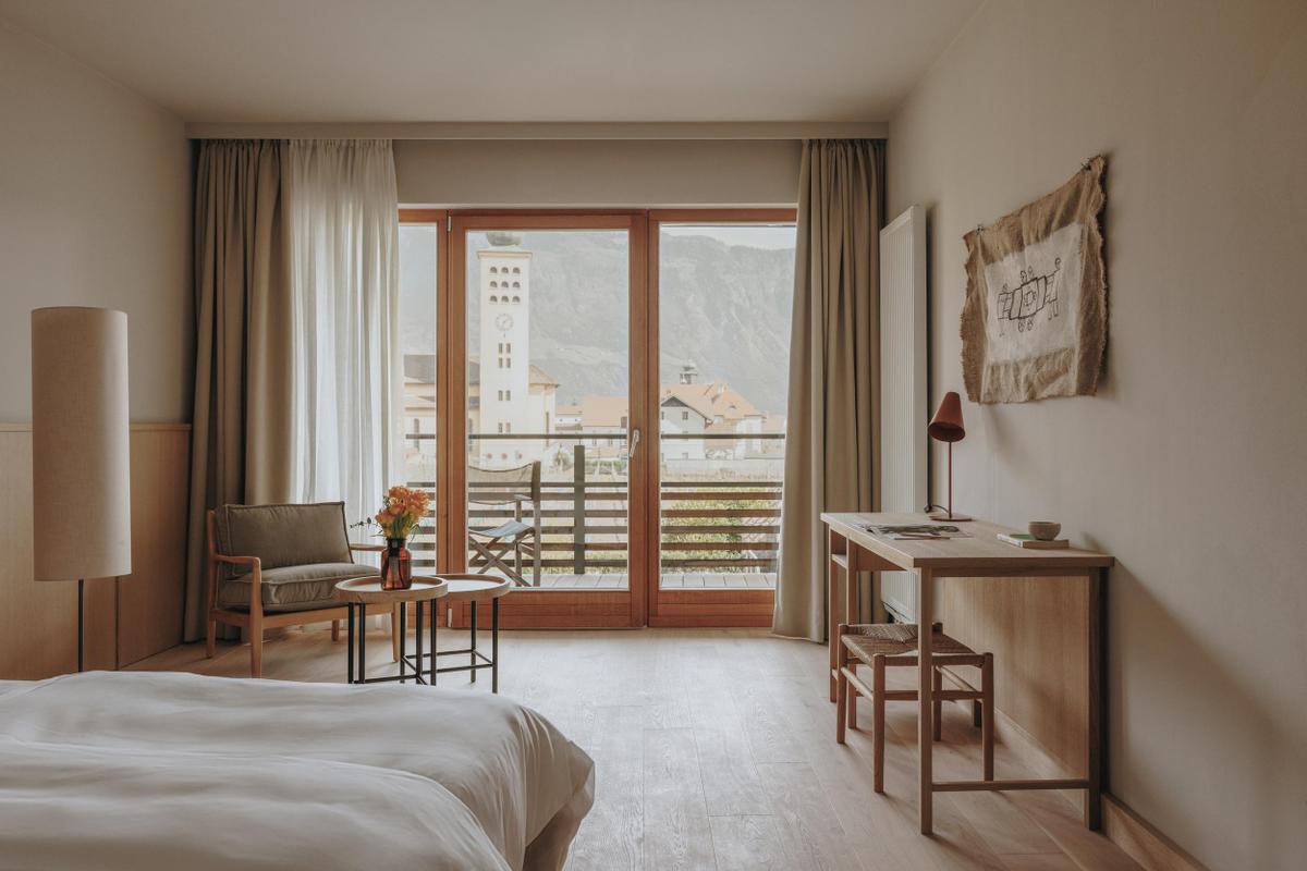 Schwarzschmied_2025. Room with view and desk
