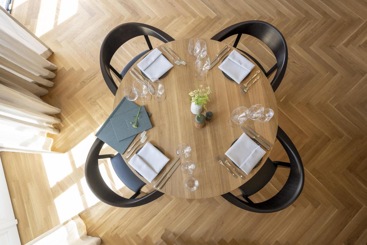 Seegut Zeppelin round dining table upperview