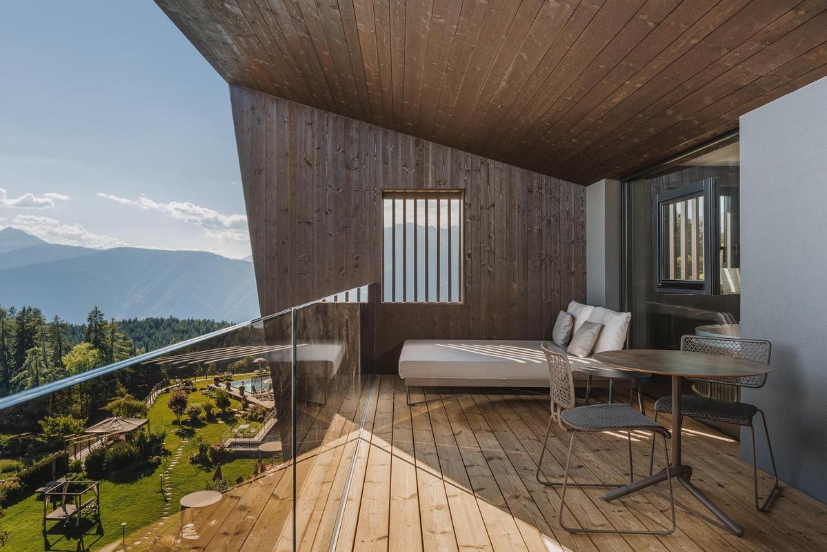 Chalet Mirabell_balcony with furniture and views
