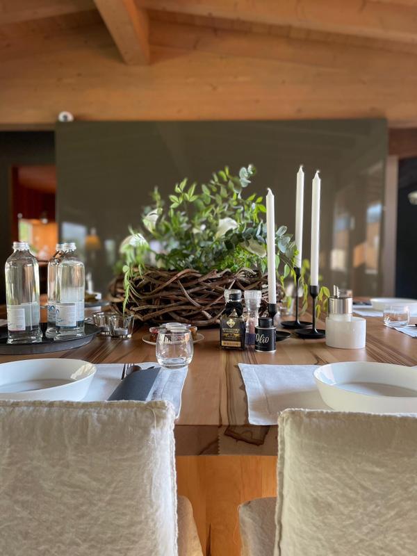 VIVERE Arco Italy_flower on table