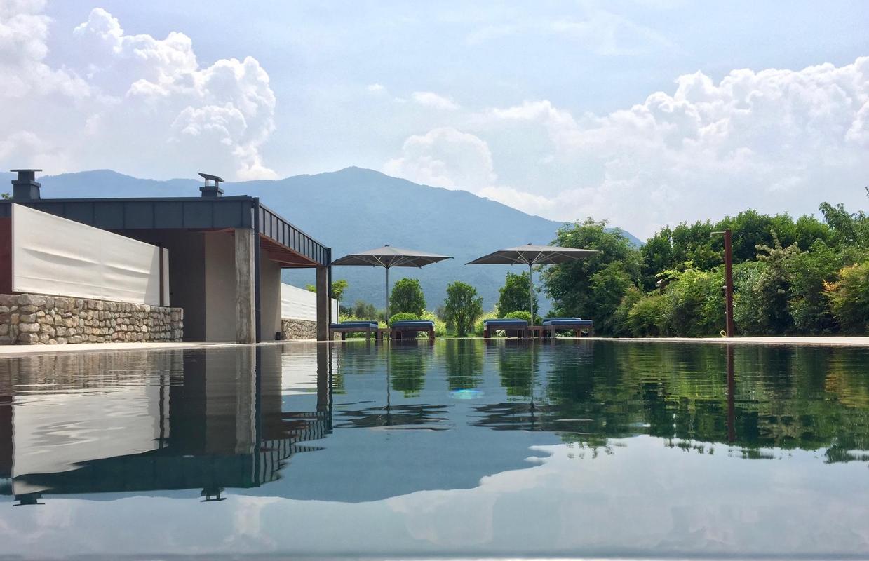 VIVERE Arco Italy_Horizontal Pool with Umbrellas