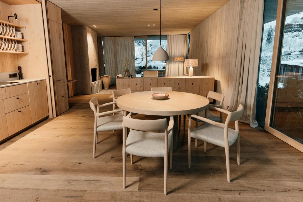 Wiesergut_Mountain Escape Suite with round dining table