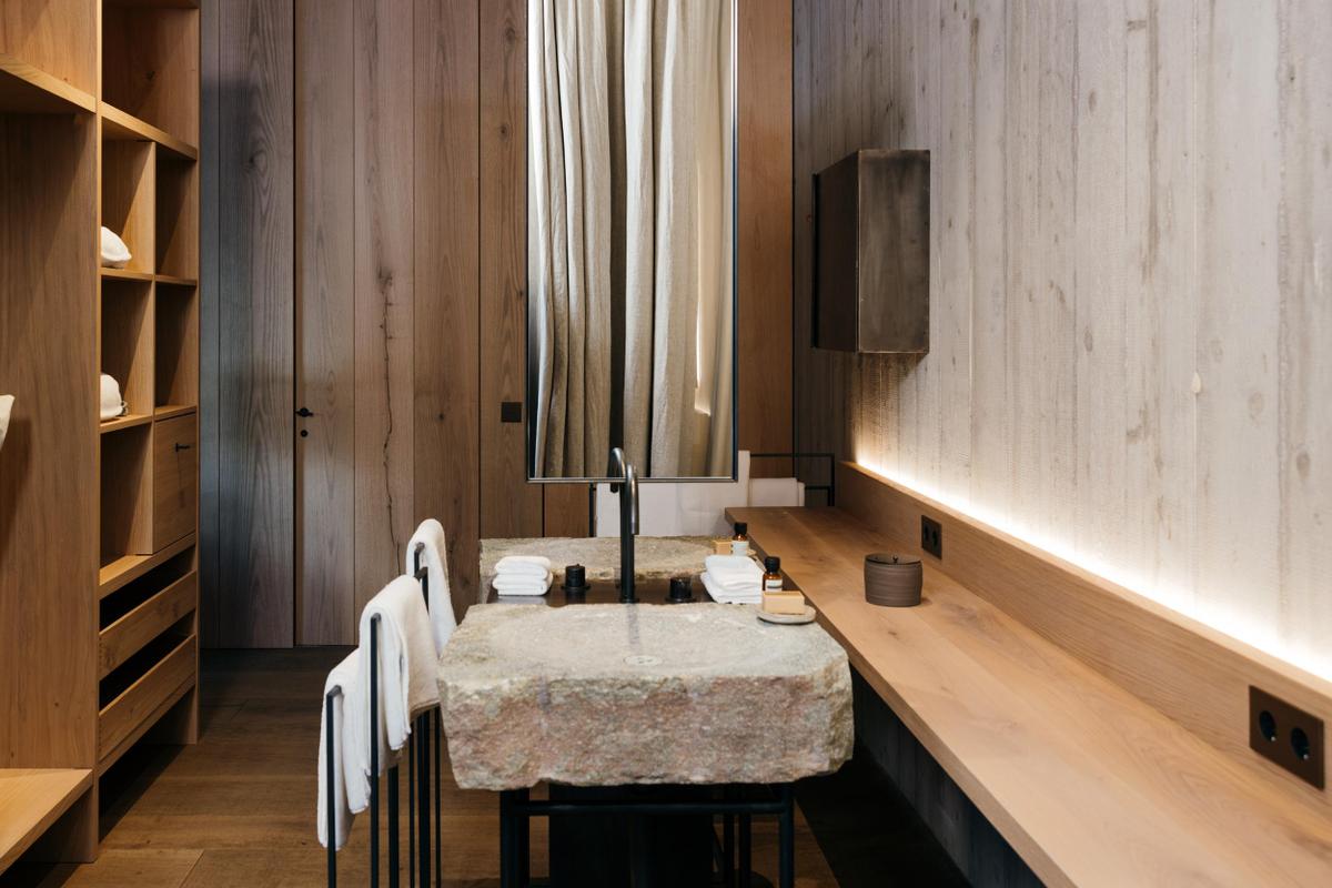 Wiesergut_Mountain Escape Suite bathroom with stone sink