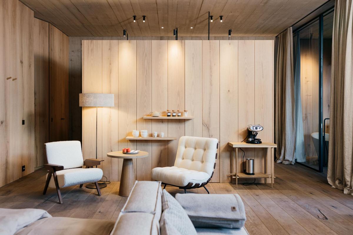 Wiesergut_Mountain Escape suite with two lounge chairs