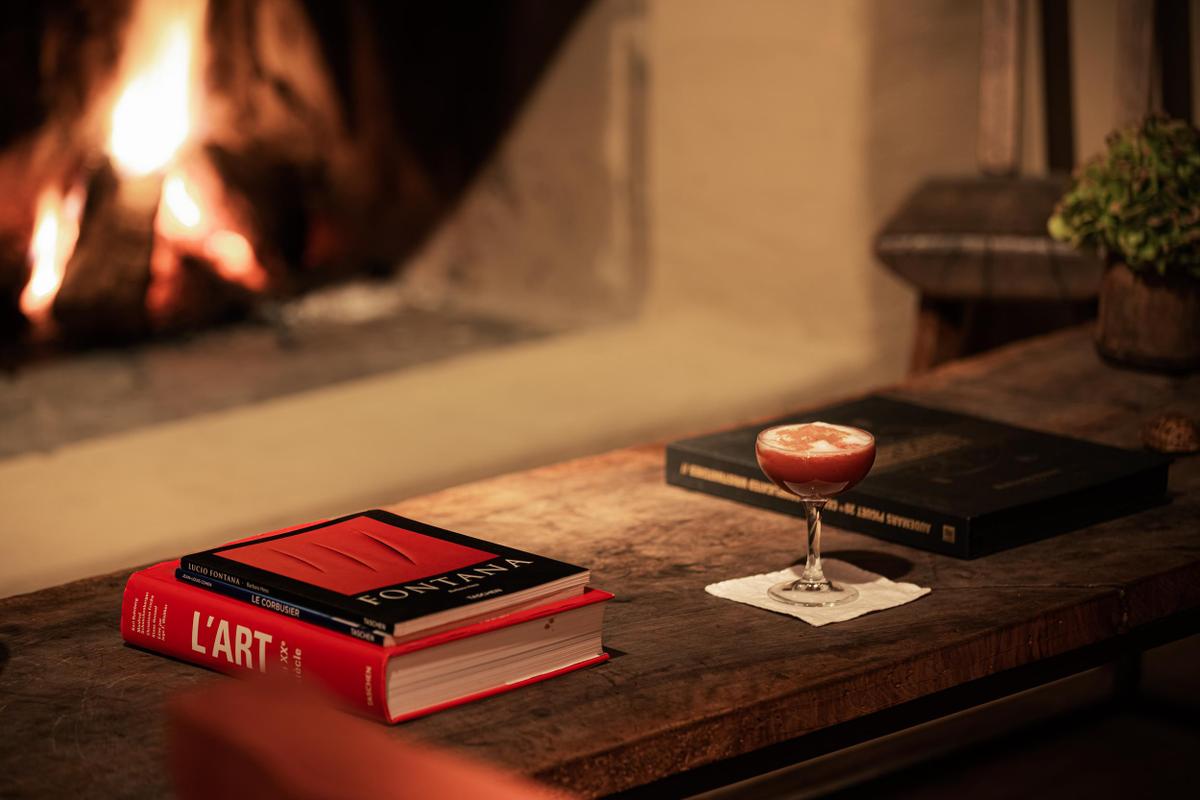 Zannier Le Chalet cocktail books fireplace